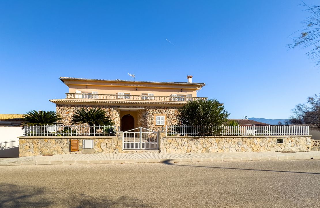 Villa en Son Serra de Marina Mallorca en alquiler de larga estancia enfrente del mar con piscina y cuatro dormitorios