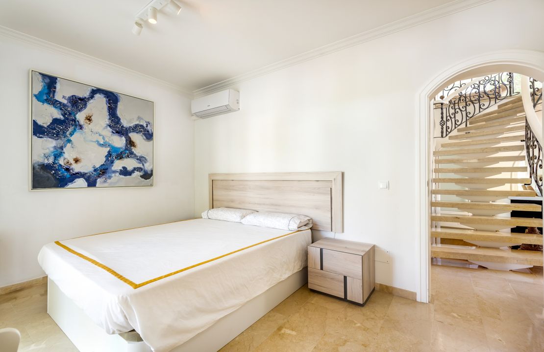 Villa en venta en primera línea de playa de Alcudia con alquiler vacacional