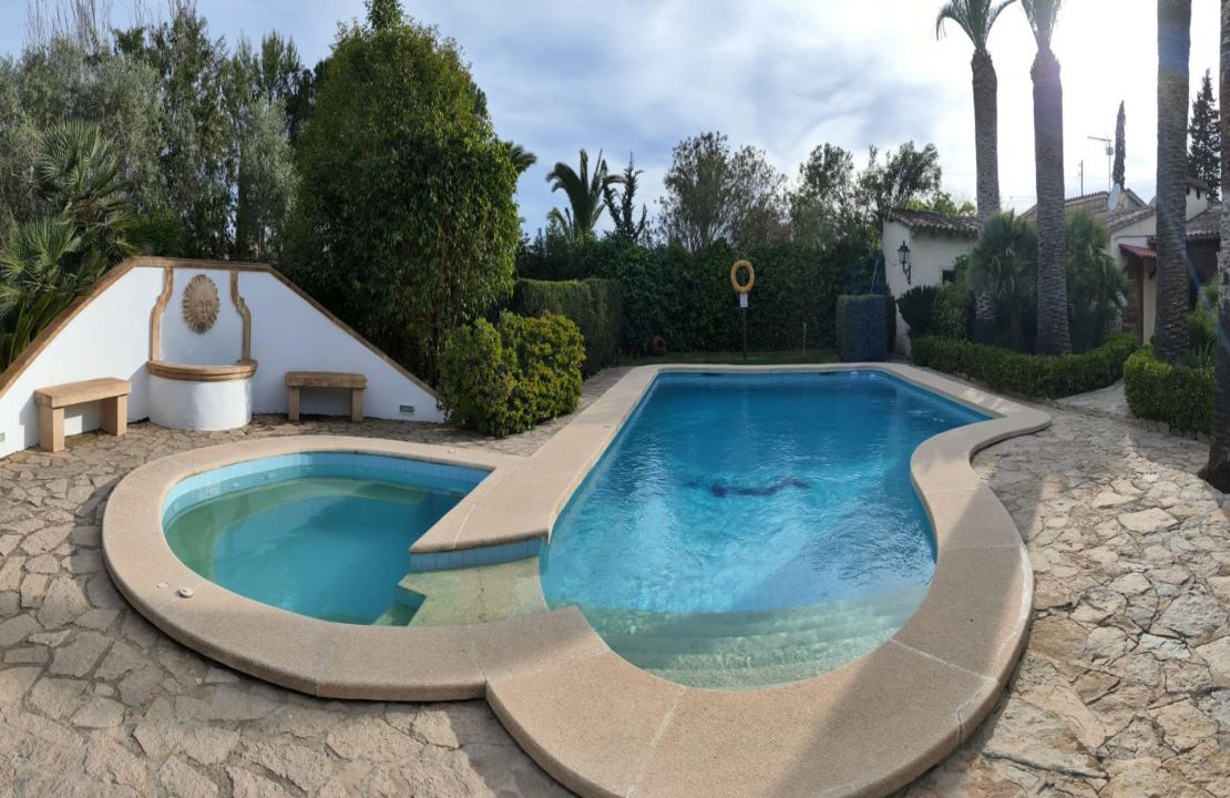 Alquiler de temporada en Pollensa Mallorca, casa de campo con piscina