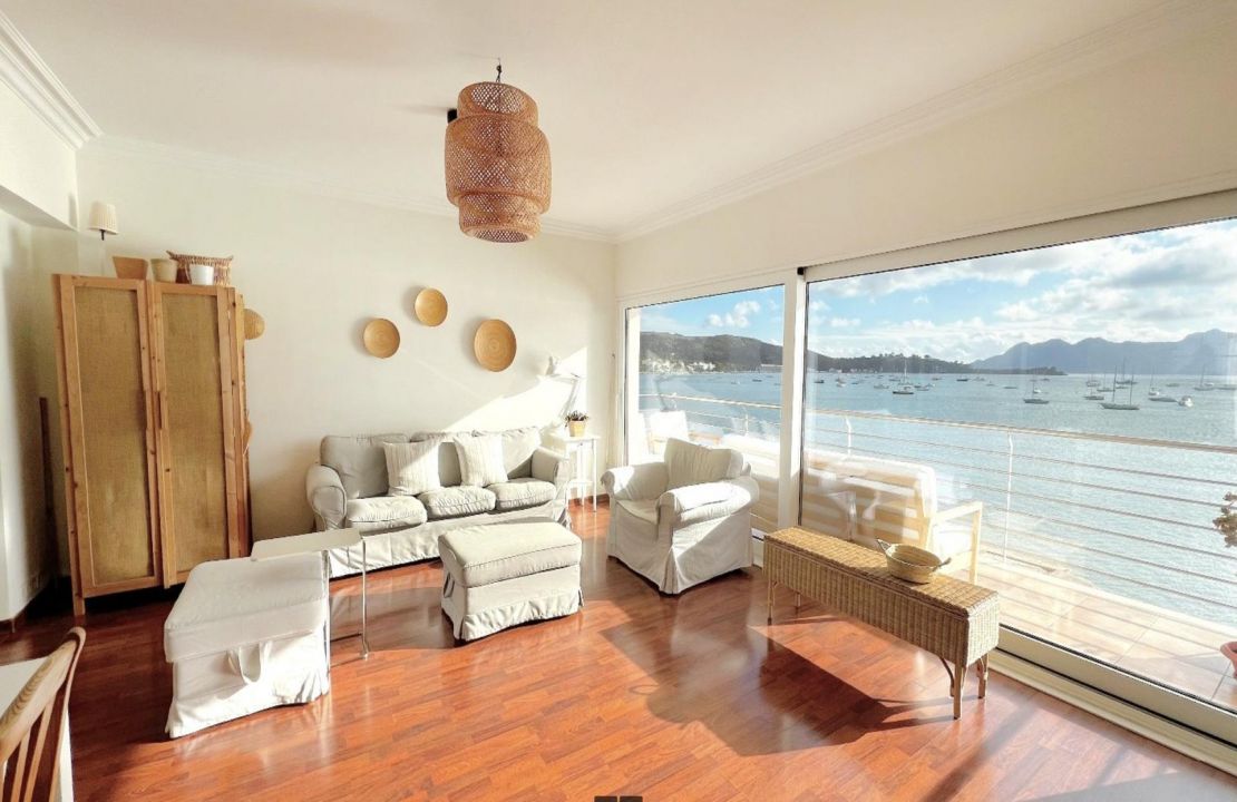 Apartamento en primera línea de Puerto Pollensa con vistas impresionantes