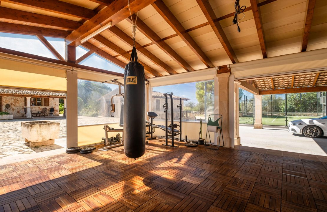 Finca en Santa Margalida, Mallorca con piscina, pista de pádel, garaje y área de entretenimiento