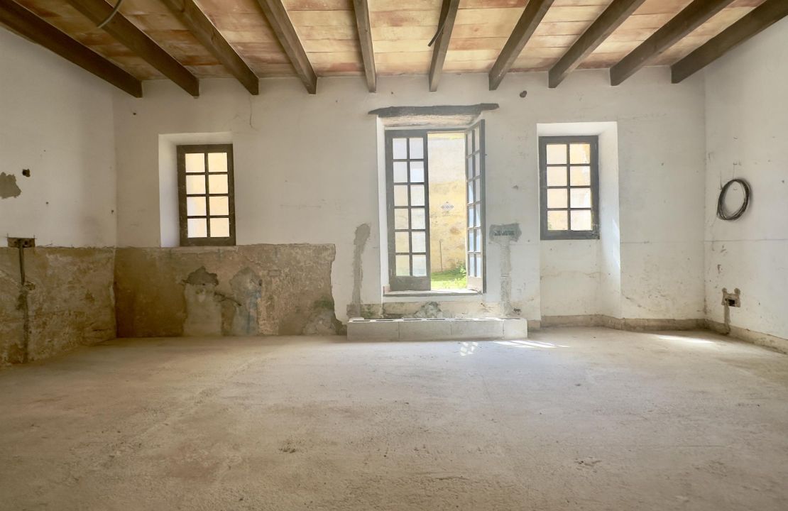 Proyecto de Renovación: Casa de Pueblo en Campanet, Mallorca con Planos Aprobados