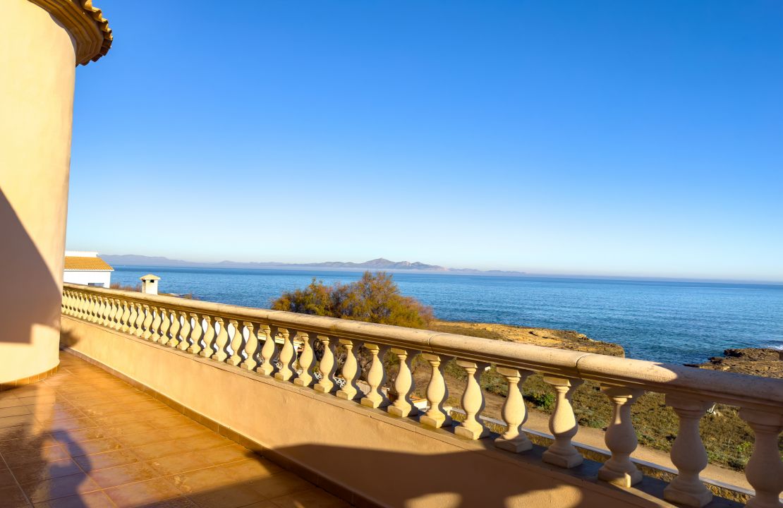 Villa en Son Serra de Marina Mallorca en alquiler de larga estancia enfrente del mar con piscina y cuatro dormitorios