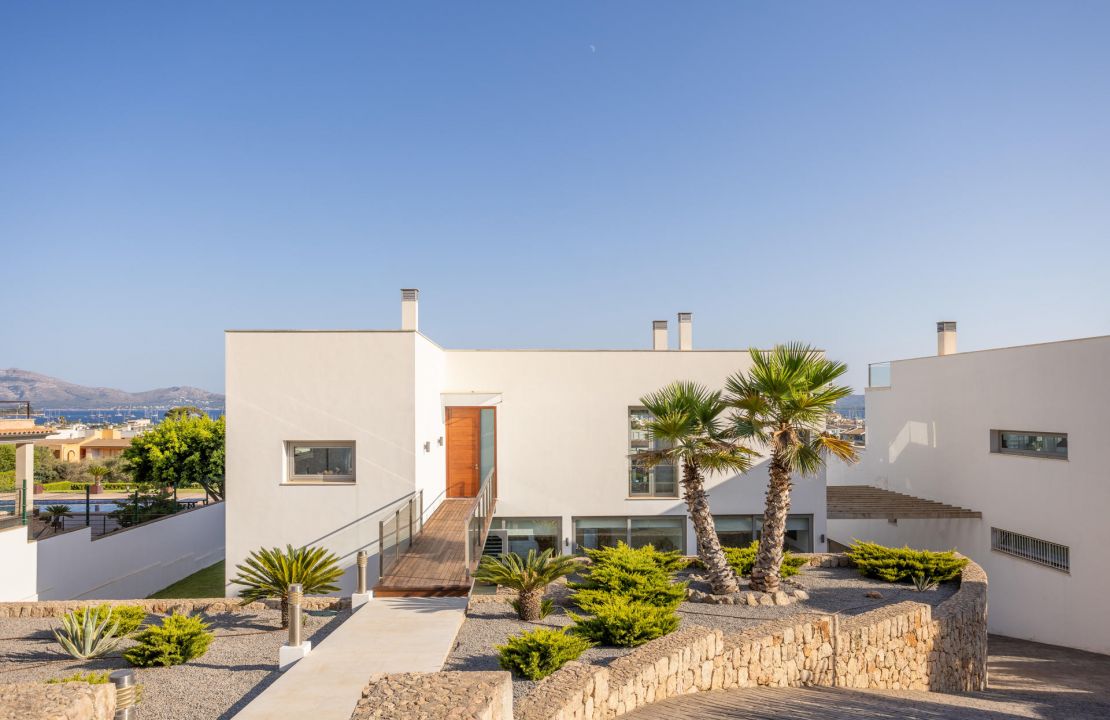 Lujosa villa en Port de Pollença Mallorca con dos piscinas y impresionantes vistas al mar