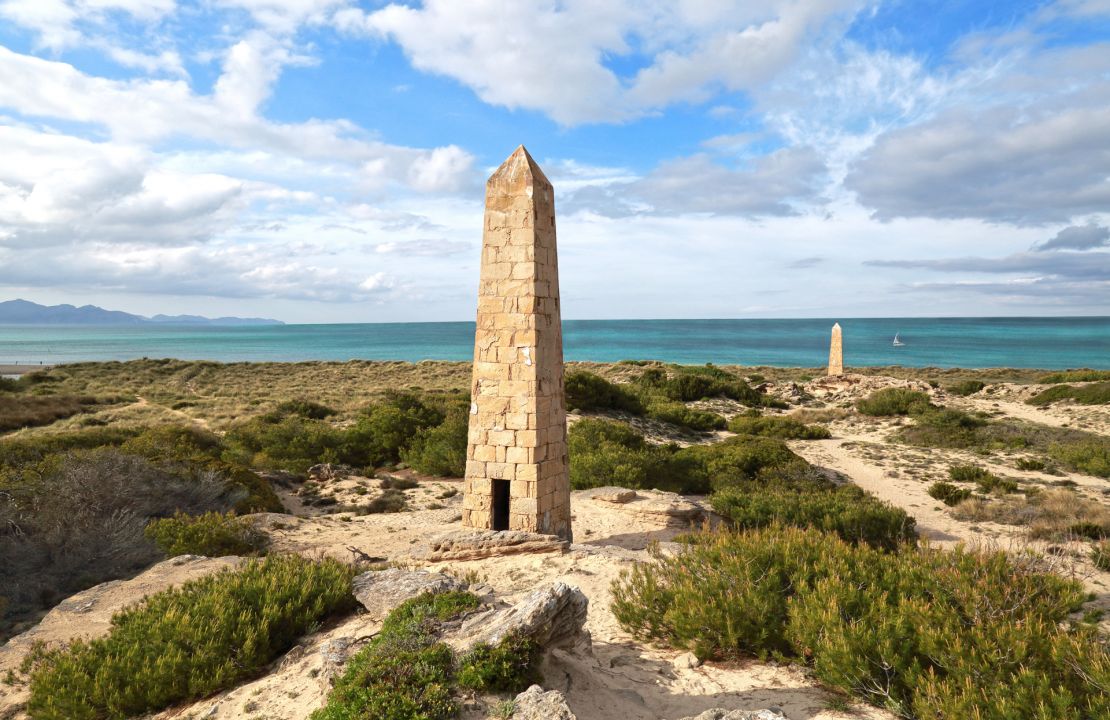 Charmantes Haus in zweiter Linie in Son Serra de Marina mit Meerblick und Ferienvermietungslizenz zu verkaufen.