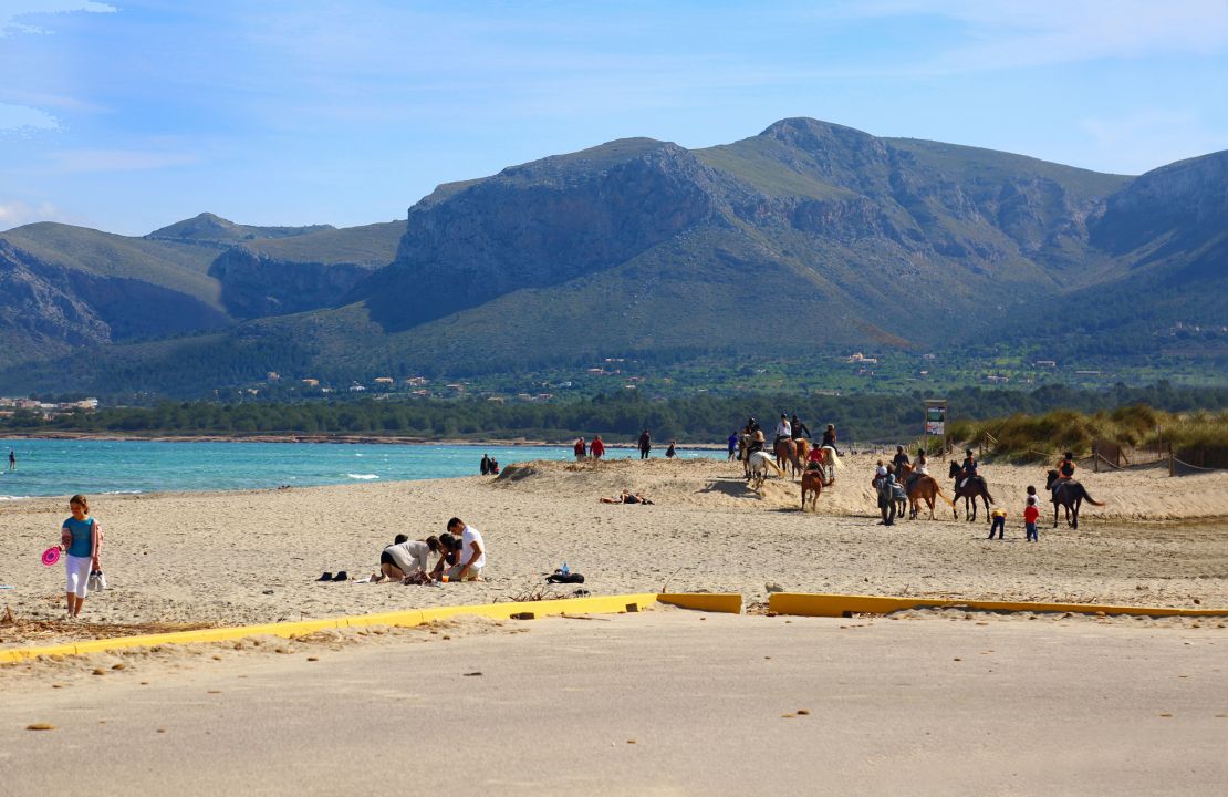 Charmantes Haus in zweiter Linie in Son Serra de Marina mit Meerblick und Ferienvermietungslizenz zu verkaufen.