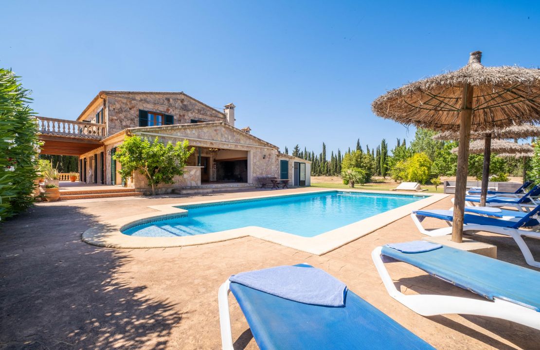 Impressive country home near Alcudia, Mallorca, with holiday rental license, pool and views for sale