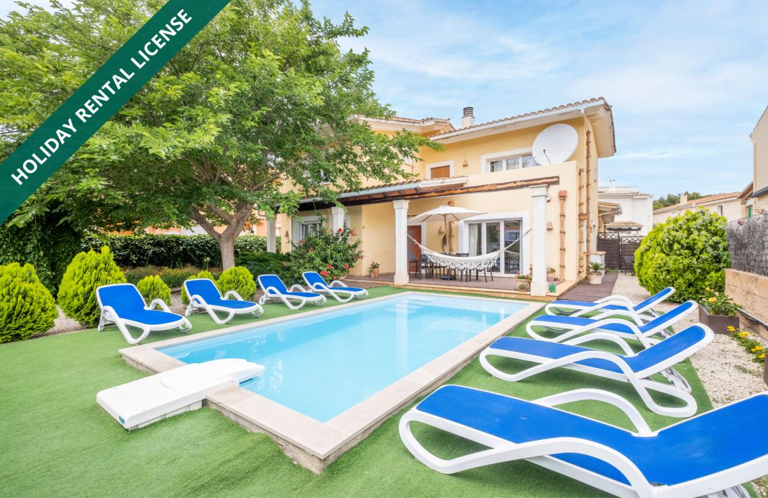 Villa independiente con jardín privado, piscina y licencia de alquiler en venta en Alcudia Mallorca