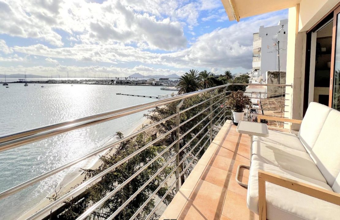 Apartamento en primera línea de Puerto Pollensa con vistas impresionantes