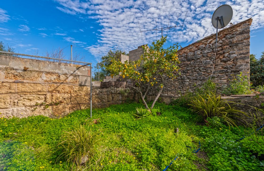 Traditionelles Stadthaus in Llubi Mallorca mit Garten zum renovieren