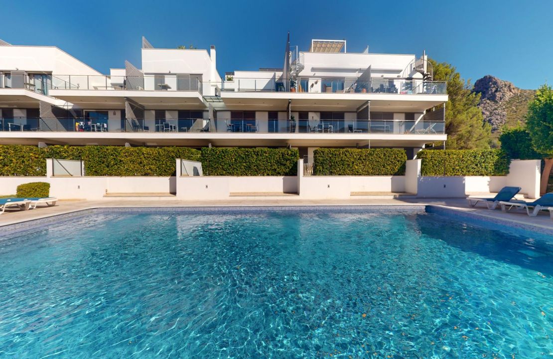 Fabulous ground floor apartment in Puerto Pollensa Mallorca with pool and private garden