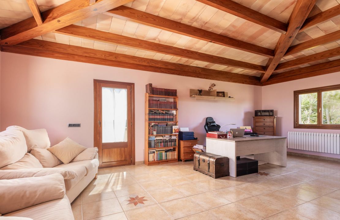 Finca Santa Margalida Mallorca with pool, paddle court, garage and entertainment area