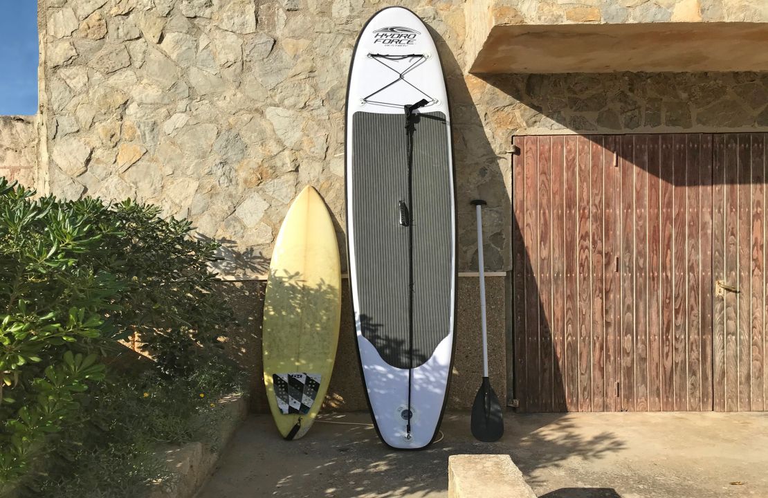 Charmantes Haus in zweiter Linie in Son Serra de Marina mit Meerblick und Ferienvermietungslizenz zu verkaufen.