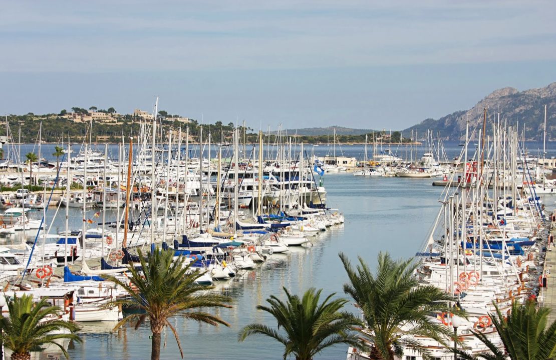 Apartment im dritten Stock mit Aufzug in erster Meereslinie in Puerto Pollenca zu vermieten