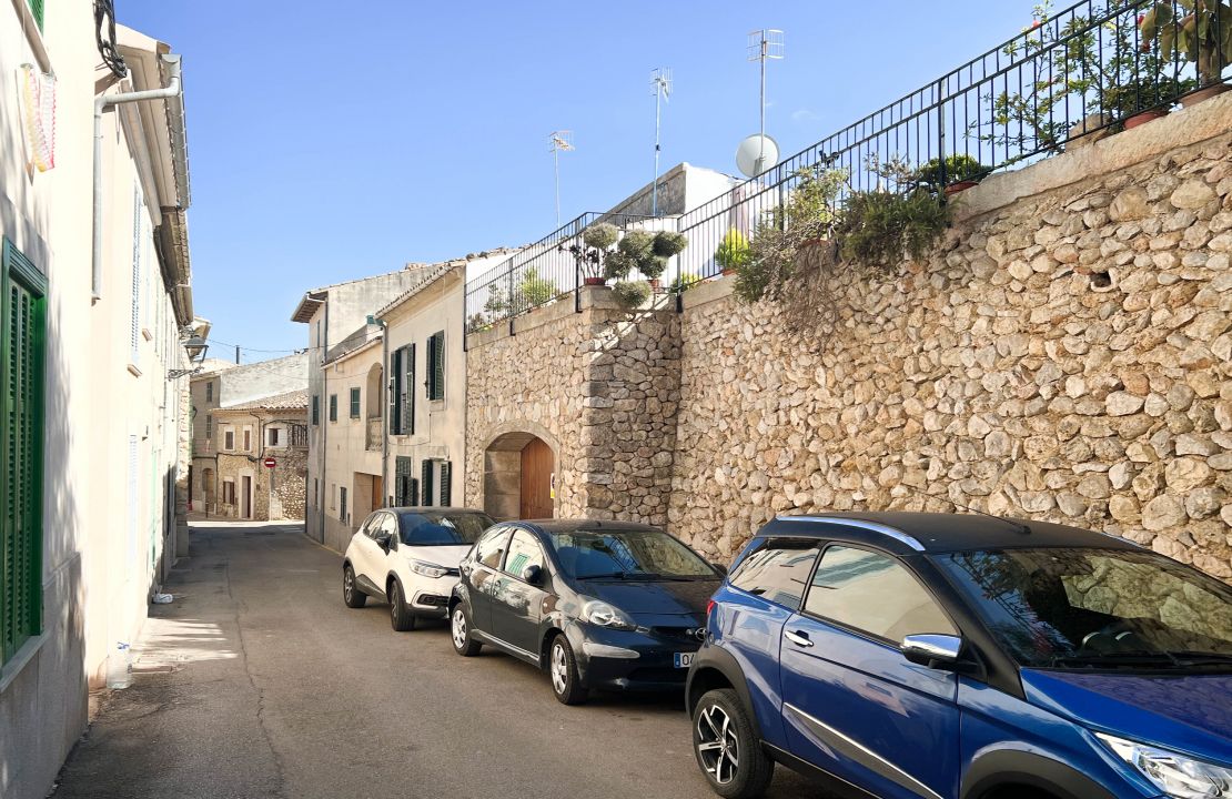 Striking townhouse in Campanet Mallorca to reform