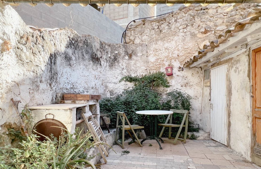 Striking townhouse in Campanet Mallorca to reform