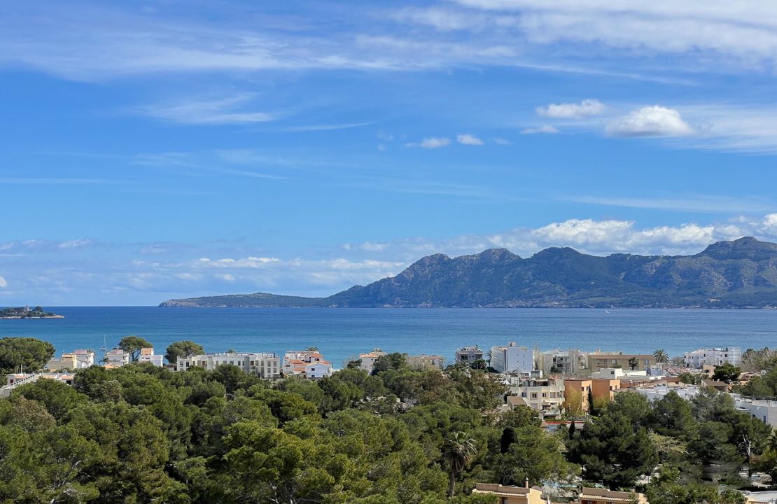 Magnífico Ático Dúplex con Vistas Panorámicas al Mar en Bellauba, Puerto Pollensa