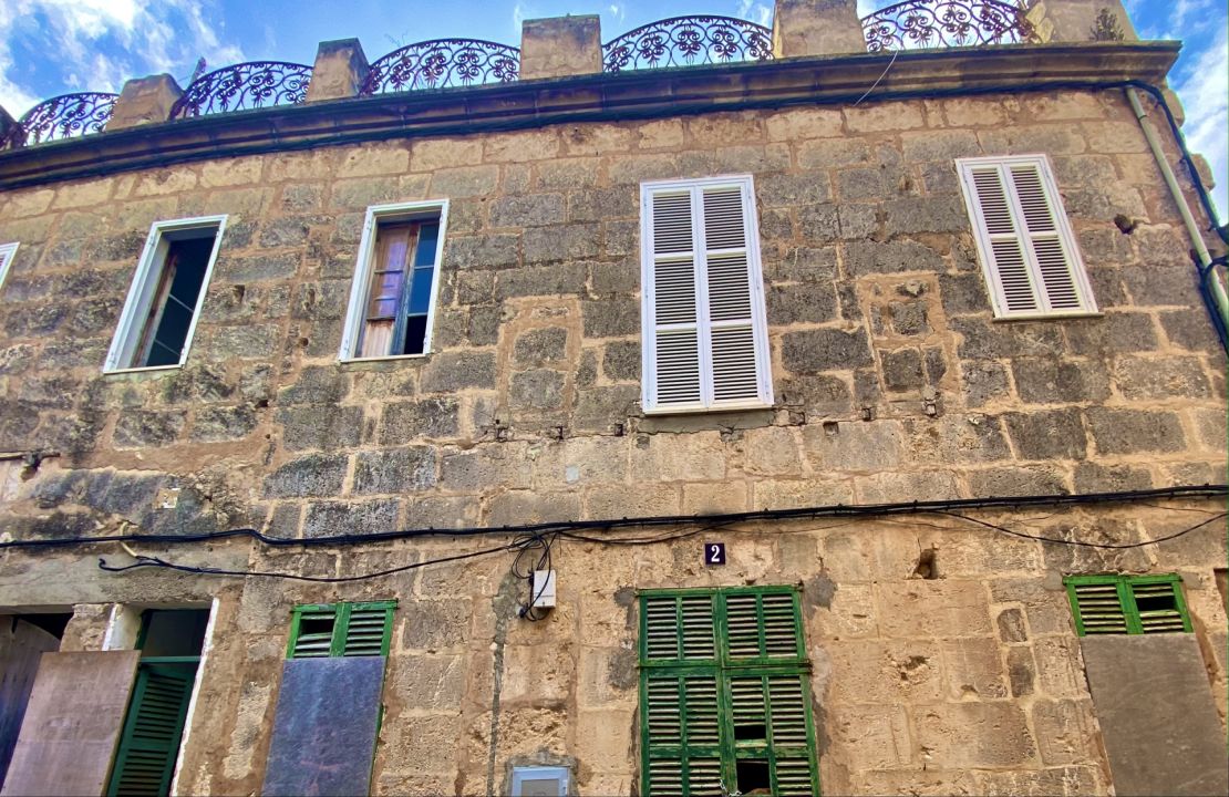 Investment opportunity - Manor townhouse in the historic center of Sa Pobla for sale with a commercial building and two apartments