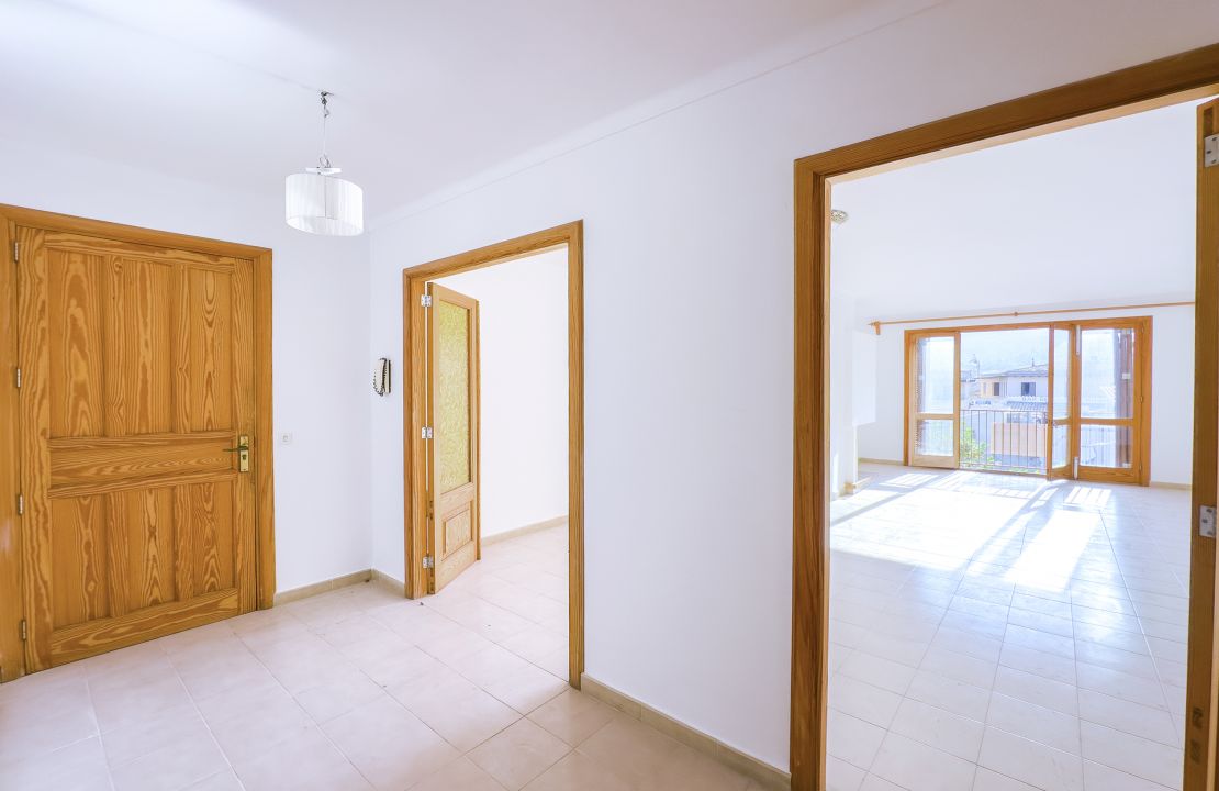 Top floor apartment in Pollensa with lift and views over the town for sale