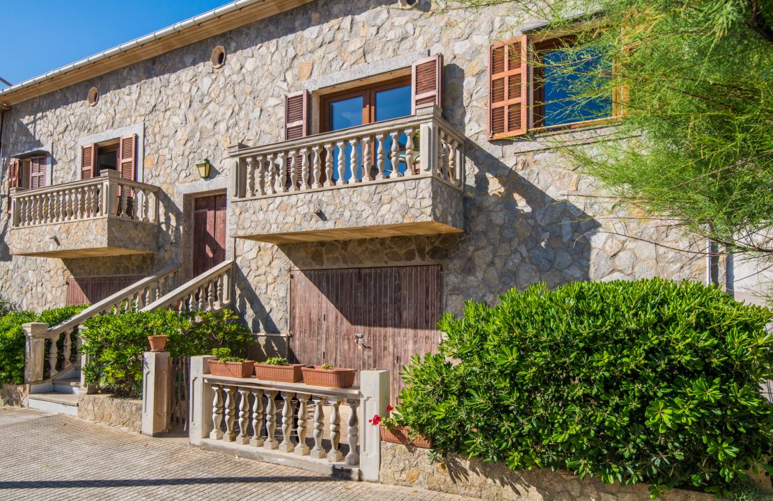 Charmantes Haus in zweiter Linie in Son Serra de Marina mit Meerblick und Ferienvermietungslizenz zu verkaufen.