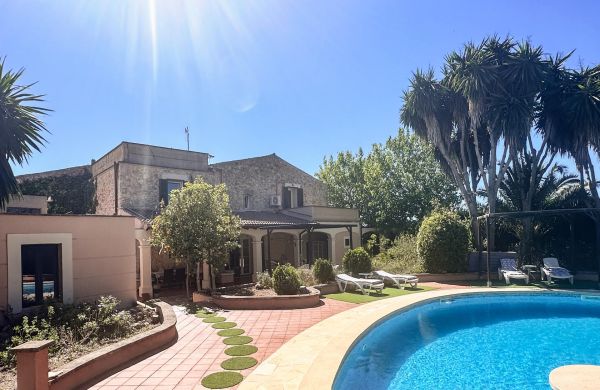 Amplia casa de campo en Santa Margalida en venta con piscina y casa de invitados
