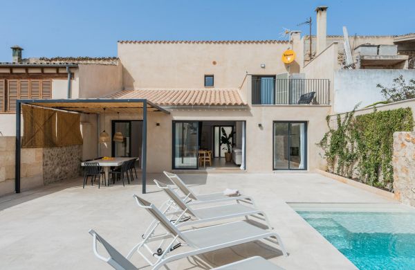 Nueva casa moderna en Campanet Mallorca con piscina y patio