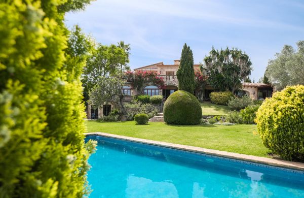 Exclusiva finca de lujo en Pollensa, Mallorca, con piscina privada, jardín maduro y vistas impresionantes