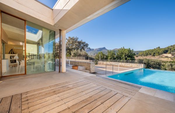 Impressive luxury estate for rent located in the outskirts of Pollensa.