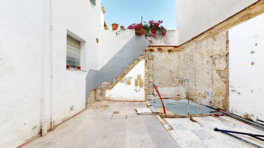 Townhouse with project in Pollensa with patio and terrace