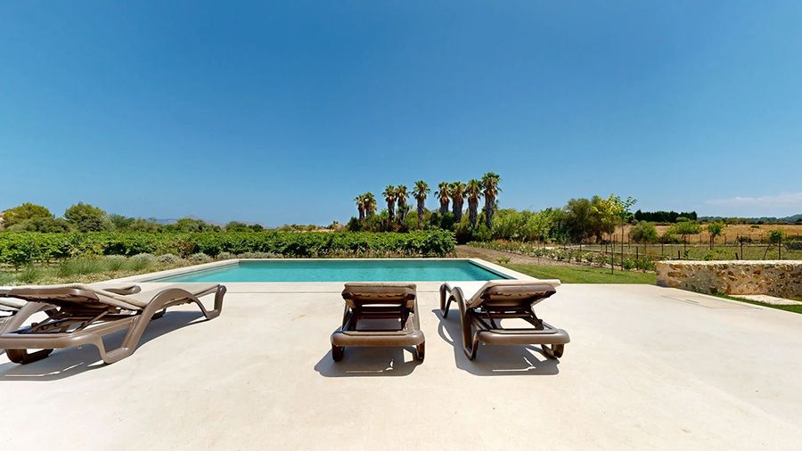 Country home Pollenca with private vineyard for sale