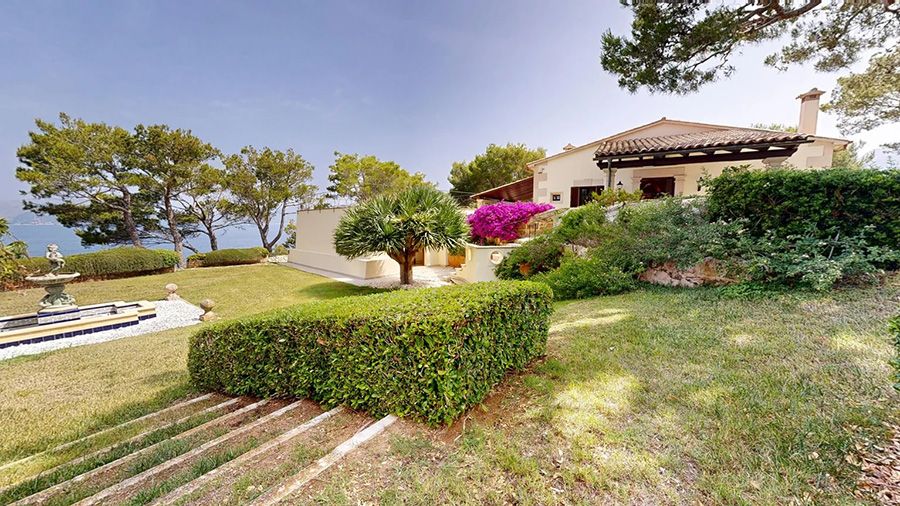 Luxury historical villa within a tropical paradise located in front of the sea, North Mallorca